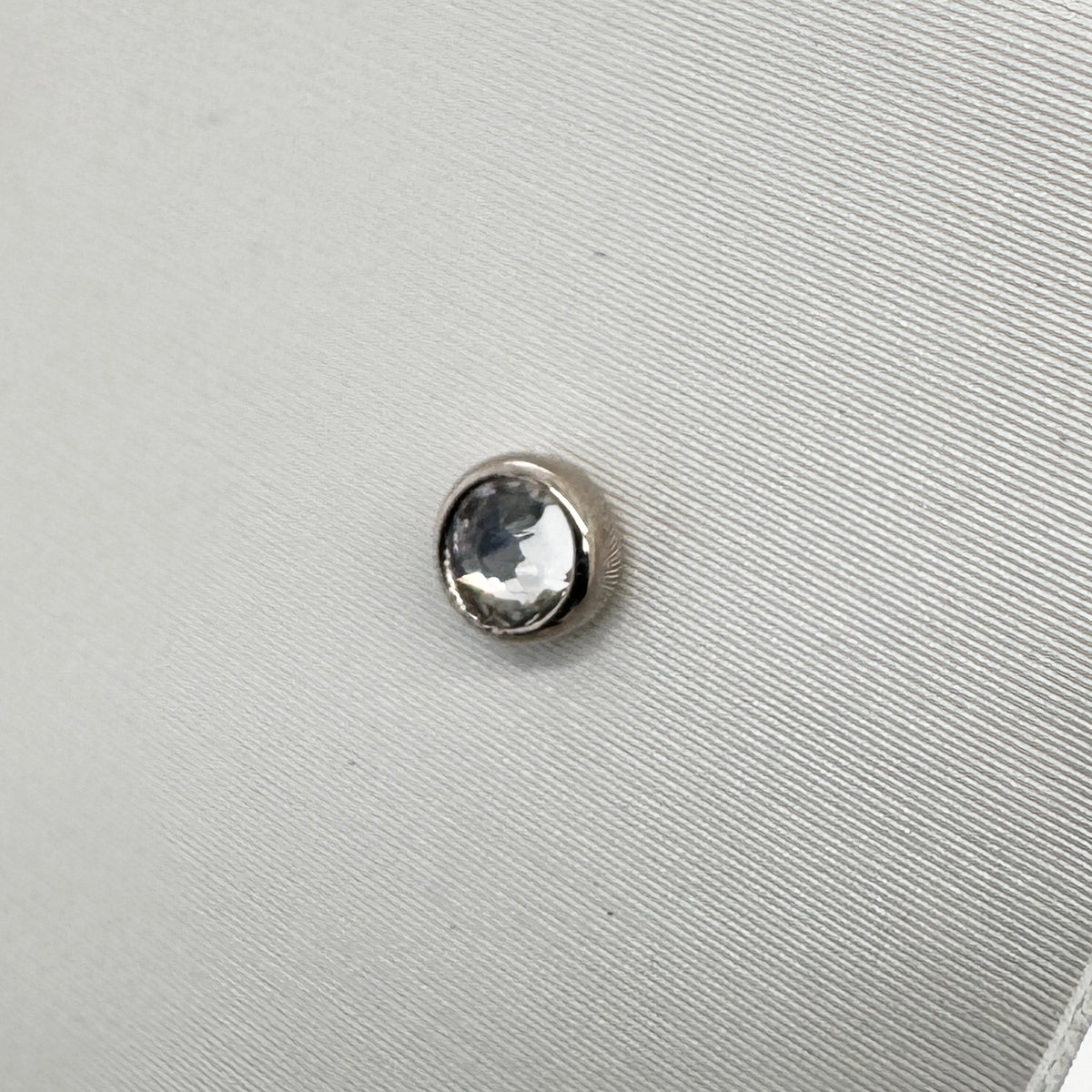 Anatometal 18ct Gold Flat Backed CZ Gem End